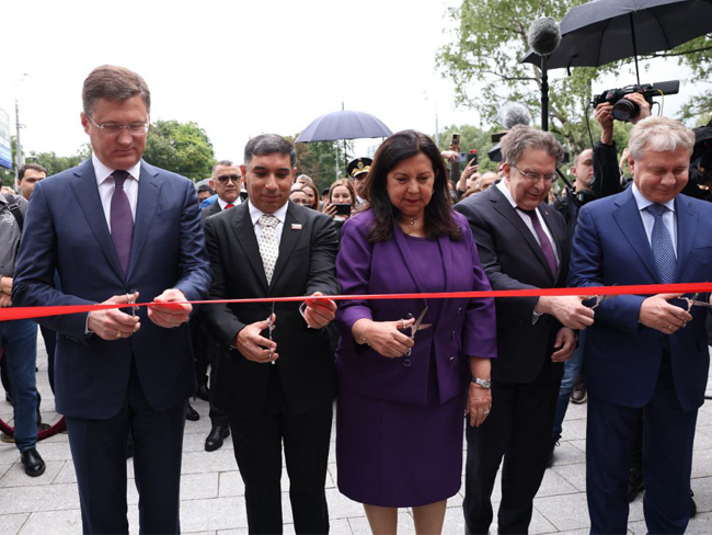 Develado monumento ecuestre en honor a Simón Bolívar en Moscú 
